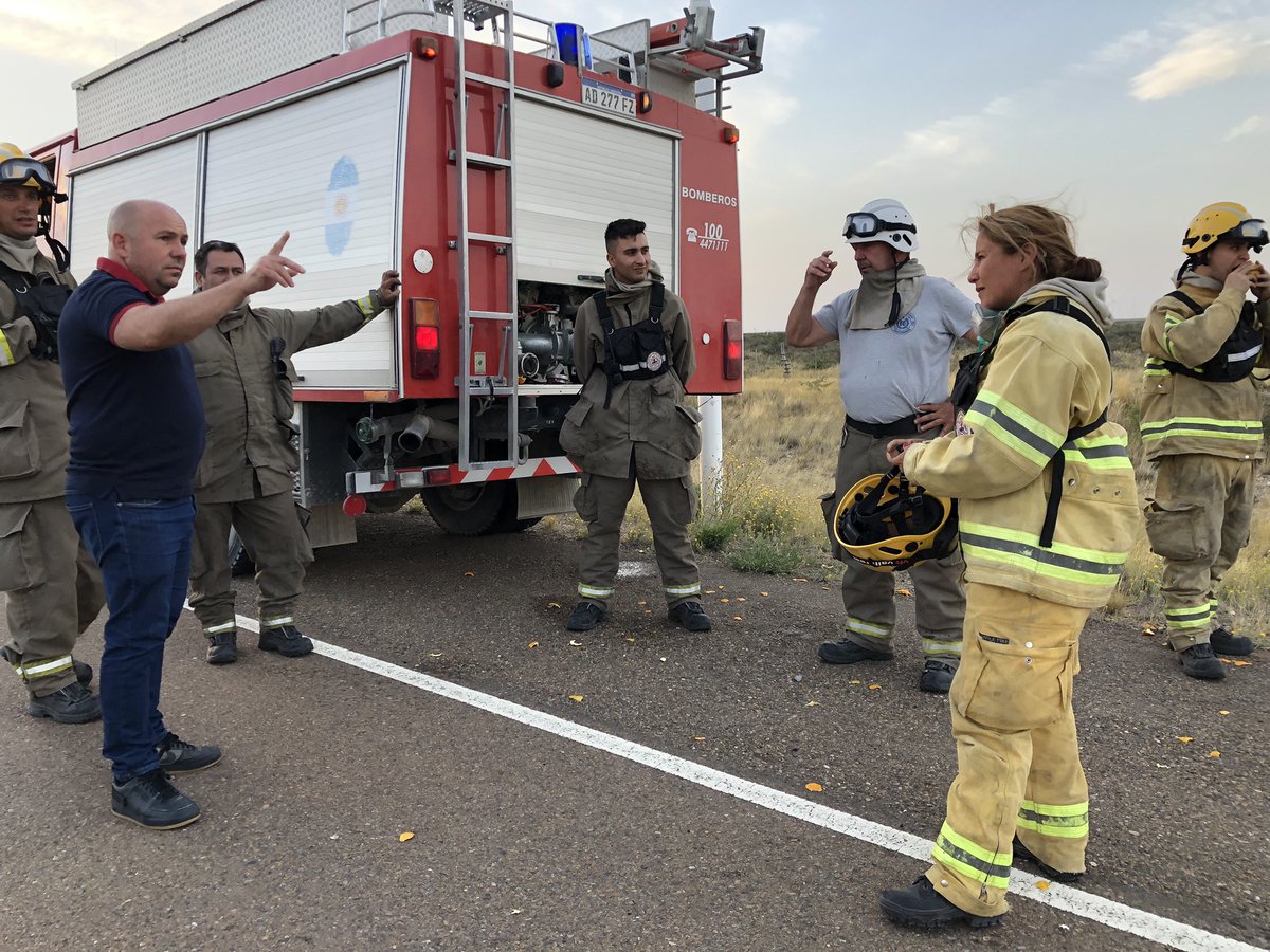 Gus_Sastre's tweet photo. Estamos con todo el Personal de @munimadryn acompañando con Defensa Civil de Provincia a Bomberos, con camiones y maquinarias, para combatir un inmenso frente de incendio que atravesó Ruta 3 y el camino a la Península. Está cortada la circulación entre Madryn y Pirámides #Chubut https://t.co/Vd9h2TR6OU