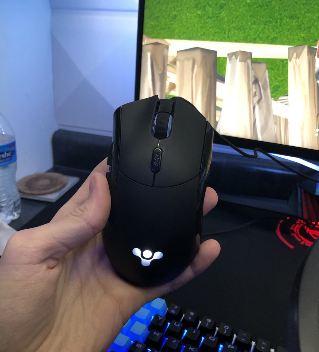 BoundInInfinity's tweet photo. @finalmouse @callmespooky @BamOn390hz Fm ergo 2015, and then 2016 - favorite ergo shape of mine, tho I’d prefer the left and right side to have safer slopes ending flat and perpendicular to the pad, like the current models. https://t.co/PvrzsGG9rN