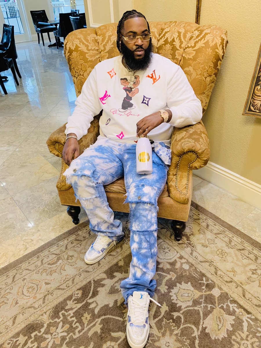 ShopStrongTay's tweet photo. Happy new year’s may peace happens wealth and success be with you https://t.co/nNP2dc67Ku