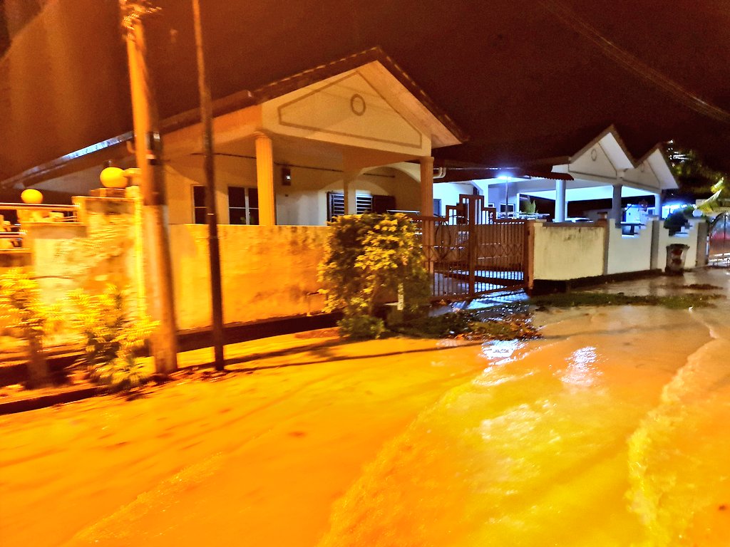 Bersama YB SUK membuat pemantauan lampu jalan di sepanjang Jalan Persekutuan, Lebuh Ayer Keroh (FT142) dan melawat manga banjir di PPS SK Taman Merdeka <a href="/JKRMelaka/">JKR Melaka</a> <a href="/JKRMalaysia/">JKR Malaysia</a> <a href="/SulaimanMdAli1/">Sulaiman Md. Ali Official</a> @MOWorks <a href="/JKRElektrik/">Cawangan Kejuruteraan Elektrik Ibu Pejabat</a> <a href="/IrZulkefly/">Mohd Zulkefly S</a> <a href="/kamelmohamad/">Kamel Mohamad</a> <a href="/szuhaimi/">saiful</a>