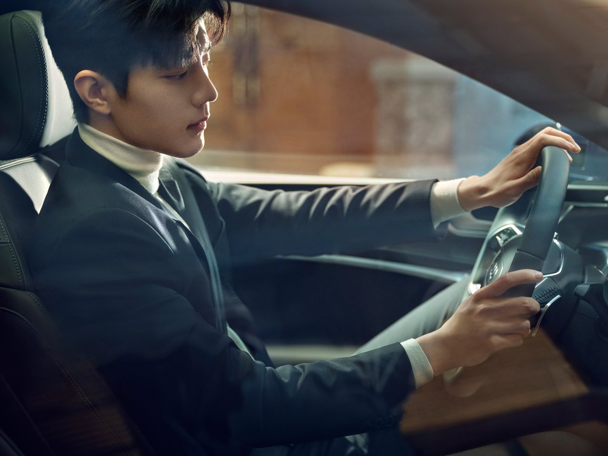 걍눈팅하고나가고그랬는데요이건못참겠다
미쳤냐고아우디이미친놈들아정장입히고세단앉혀두면내가저차안의향기를상상안하고버티겠냐고요