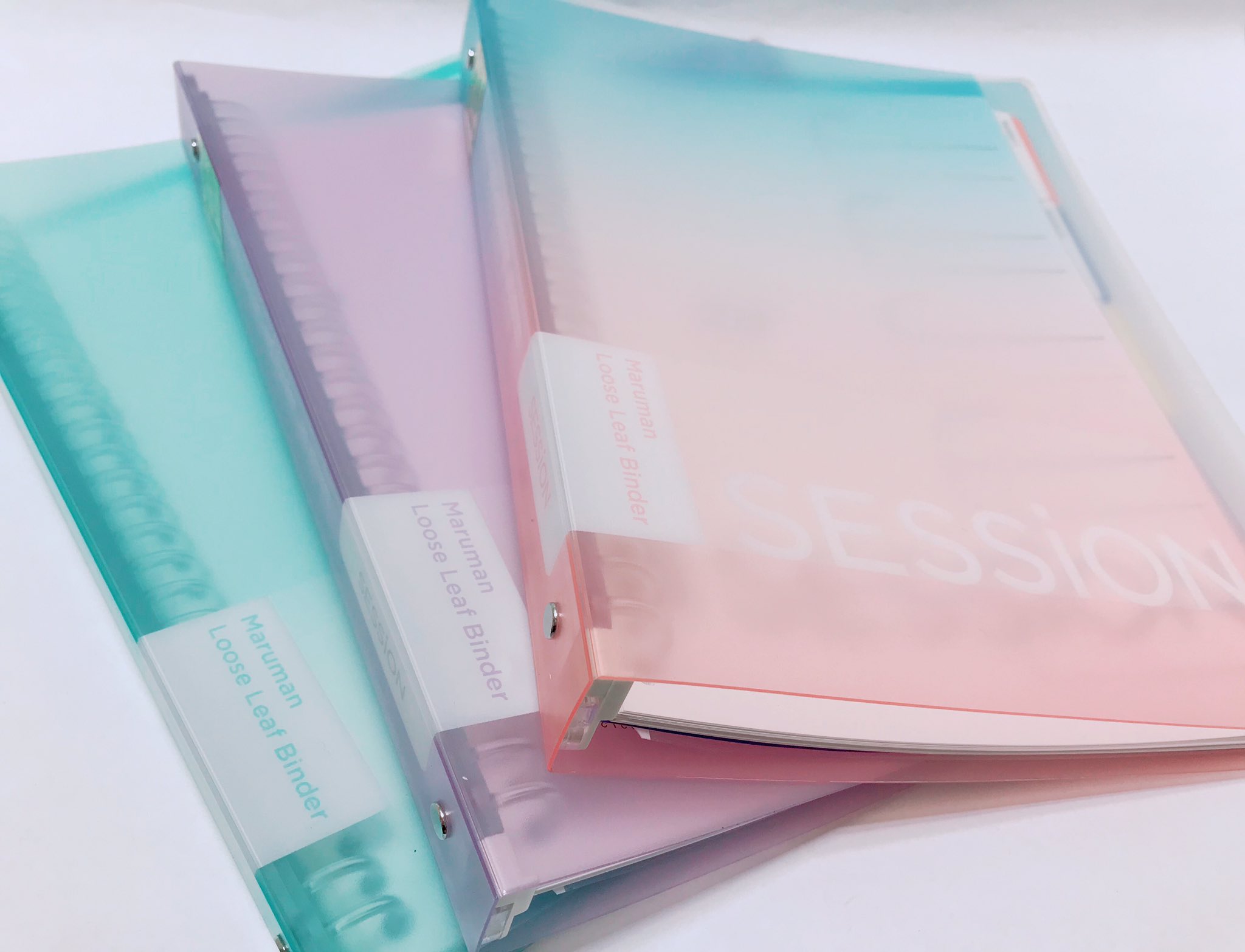 丸善メトロ エム後楽園店 マルマンのルーズリーフバインダー Session に新色が登場 1枚程度収容できるので 1冊にたくさんの教科をまとめるこができます また 2種類のインデックス付きで 細かい分類も可能です 税込 715 T Co