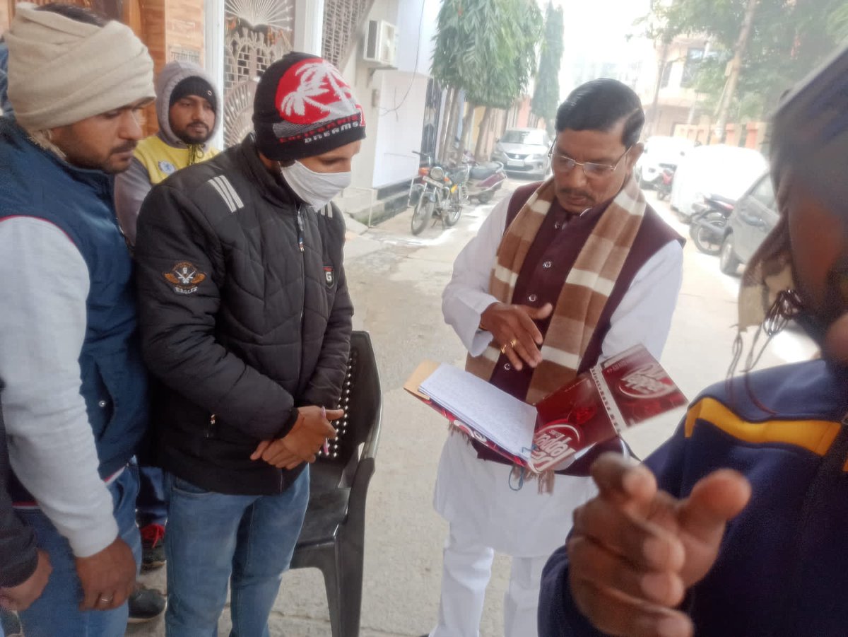 RavichaudharyN1's tweet photo. अलीगढ़ जिले के सभी #upp2013 के अभ्यर्थियों ने हाथरस सांसद राजवीर दिलेर जी को ज्ञापन देकर अवगत कराया!
#JoinLatter https://t.co/KmmBNUDMlg