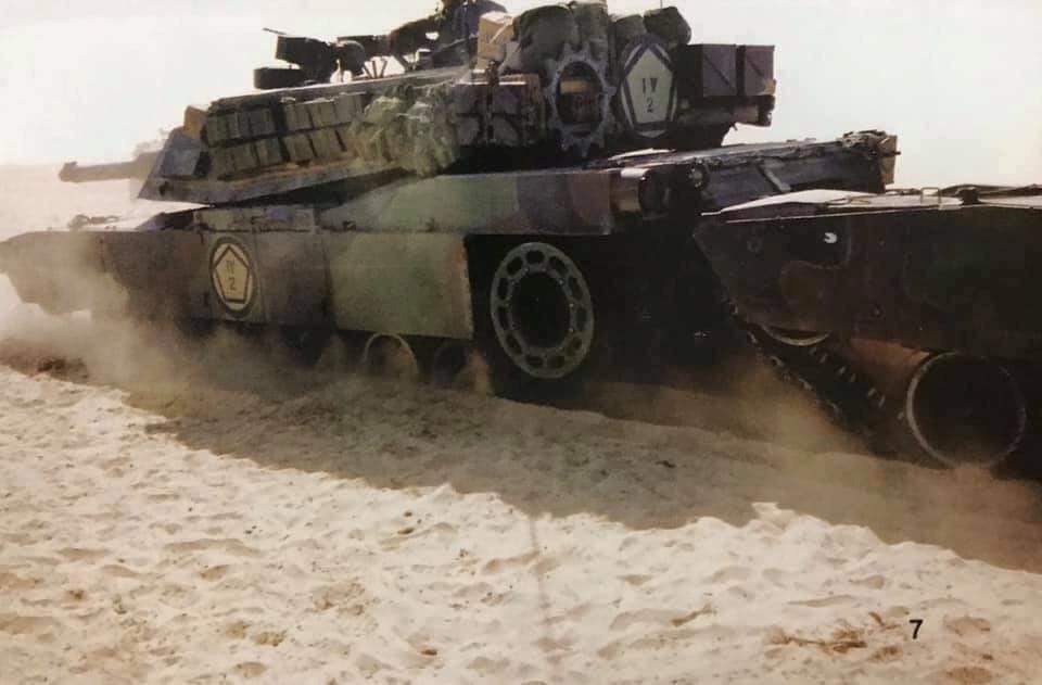 An M1A1 of 3rd Armored Cavalry Regiment pushes out of the area the another M1A1 of its unit. The last one has thrown the left track.
Desert Shield, 1990.
#M1A1 #Abrams #DesertShield #USArmy