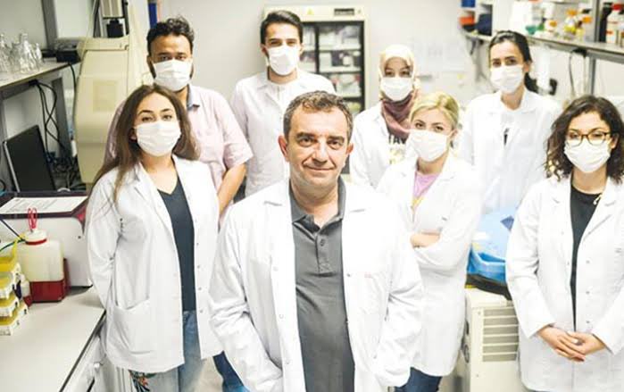 atillakaymaz's tweet photo. TURKOVAC'ı geliştiren Prof. Dr. Aykut Özdarendeli ve ekibi,
Biontech 'i geliştiren doktorlar kadar konuşulmadı.
Yerli ve milli medyamız olduğu zaman onu yaparız.Umarım birgün ülkece kendi değerlerimize sahip çıkarız. https://t.co/2uqh5gGUDy