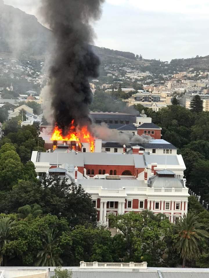 LingDeeYoh's tweet photo. Yoh
2de nuwe jaar is incendiary
Parliament is on fire https://t.co/Kv2dgbpKMm