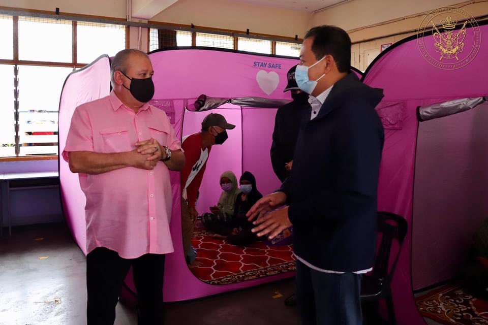 HRHJohorII's tweet photo. Buat masa ini DYMM Tuanku berada di Segamat. Saya pula akan ke PPS Tangkak, dan selepas itu ke Muar untuk memantau persiapan persiapan kerana paras air sungai2 sudah melebihi tahap bahaya. https://t.co/j7OCiTEBj4