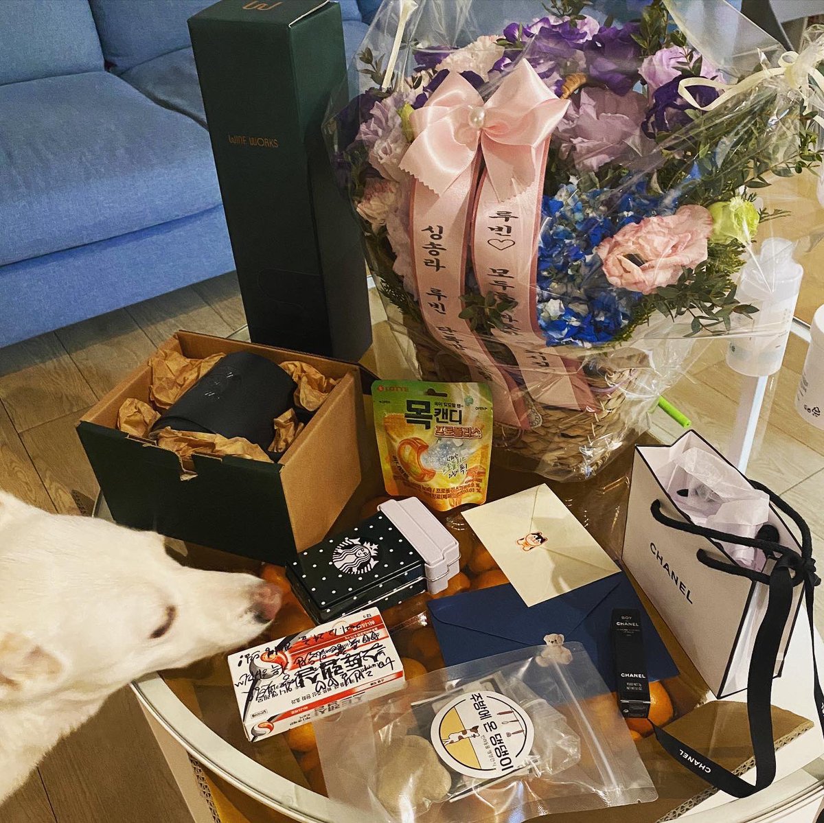 무려 2년만의 공연이었는데도 많은 분들이 찾아와주셔서 정말 감사했어요.
오랜만에 얼굴 보니 마음이 따듯해졌어요.
새해에는 조금 더 힘내볼께요 :)
찾아와주신 분들, 곁에서 도와준 친구들, 그리고 마음으로 응원해주는 분들 모두 감사합니다.
새해 복 많이 받으세요!

선물들 정말 감사해요 ☺️