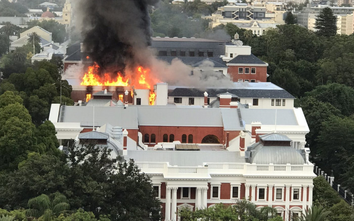 ewnupdates's tweet photo. BREAKING NEWS: South Africa's Parliament building is on fire https://t.co/BLAgpLMYKu https://t.co/PyzU9SvpDu