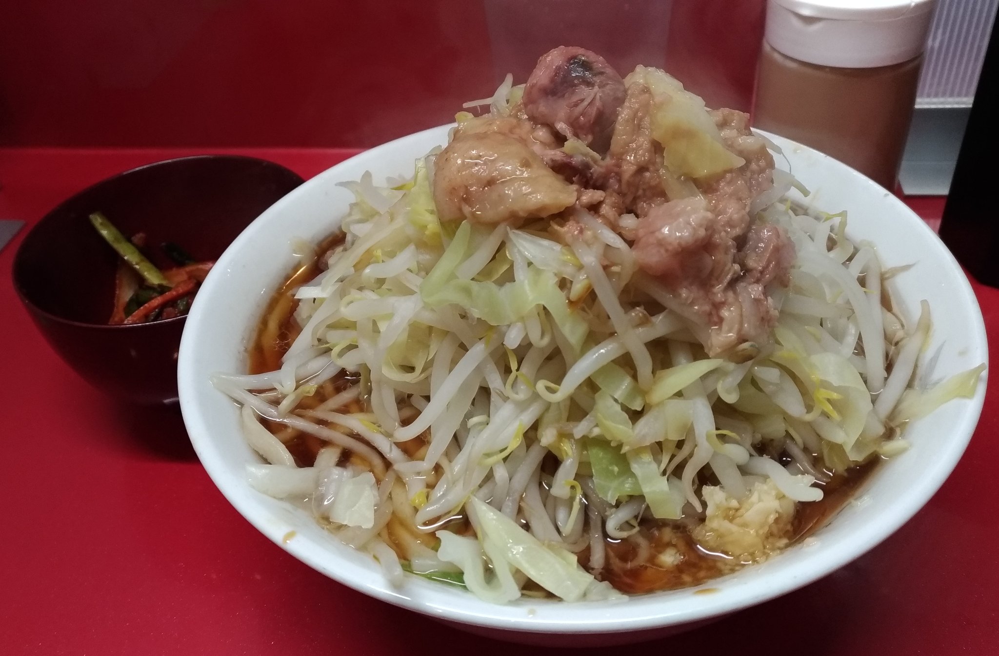 なーしー ラーメン二郎越谷店で小ラーメン 麺少なめ固め 750円 キムチ100円 ニンニク少し 野菜 脂を 新年1杯目の二郎は大晦日以来の越谷店で頂きました 生姜香るキリキリの非乳化スープにグミグミ食感のオーション麺 大判厚切りの腕肉もスゴく