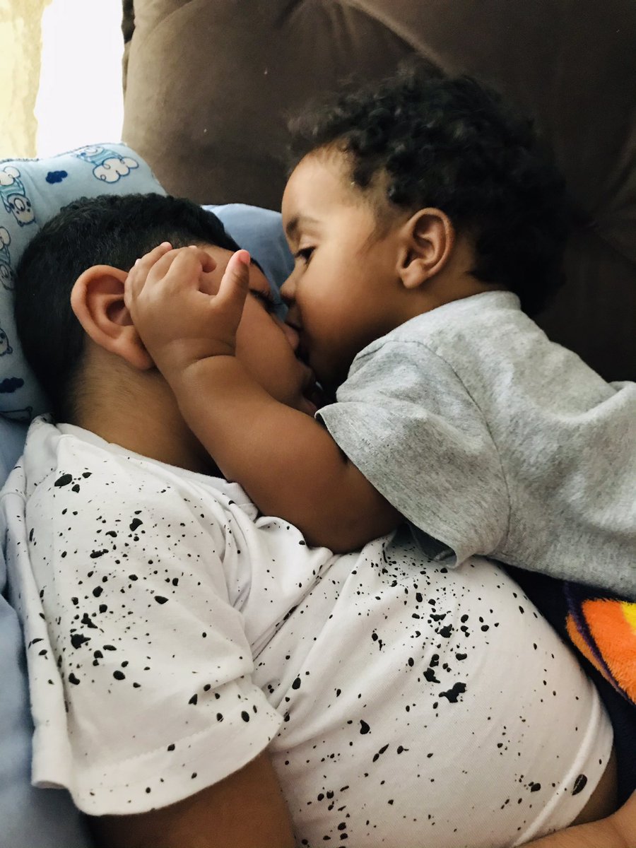 Ketlen062's tweet photo. Vim desejar a todos um 2022 de muito amor assim como o meu e do meu irmão Miguel ❤️ saúde, paz, harmonia e muitas bençãos de Deus para todos nós 😇🎆🙏🏼
📸https://t.co/JZaPa5lFve https://t.co/9VP5GNcz4O