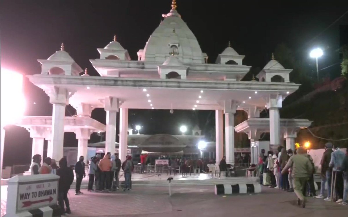 AnupamRajiv1's tweet photo. जम्मू-कश्मीर: माता वैष्णो देवी यात्रा फिर से सुचारू रूप से चल रही है। नए साल के पहले दिन माता वैष्णो देवी भवन में भगदड़ मचने से 12 लोगों की मौत हो गई थी।
नई खबरों के लिए विजिट करें:https://t.co/FkGyrzwUFr
#Vaishnodevi #matavaishnodevi #StampedeInVaishnodevi #patrika https://t.co/qZXXFYrayG