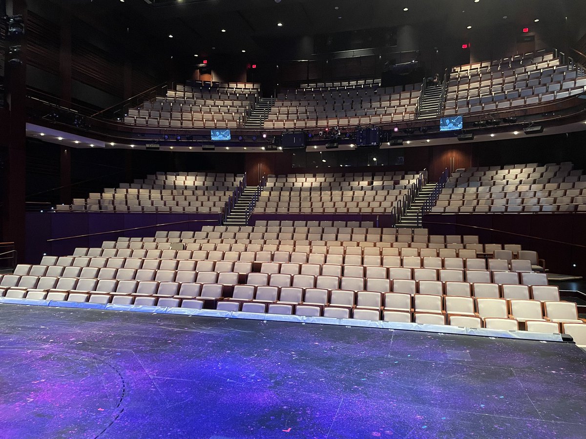 raymondjlee's tweet photo. With everything happening right now in our industry, Iβm thankful to be able to spend the first day of 2022 on the stage. #STCOneMoreTime https://t.co/oVRNLcUBHT