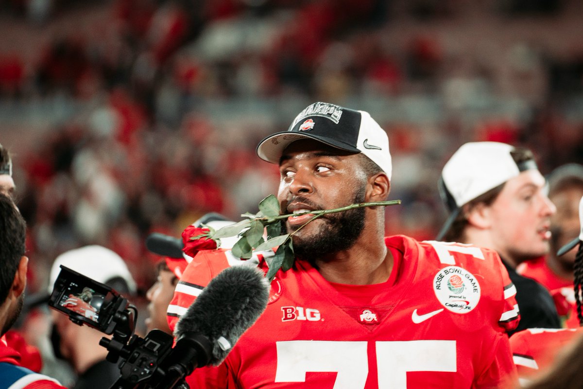 OhioStateFB's tweet photo. This NEVER gets old 🌹

#GoBucks https://t.co/qalXB3IeEj