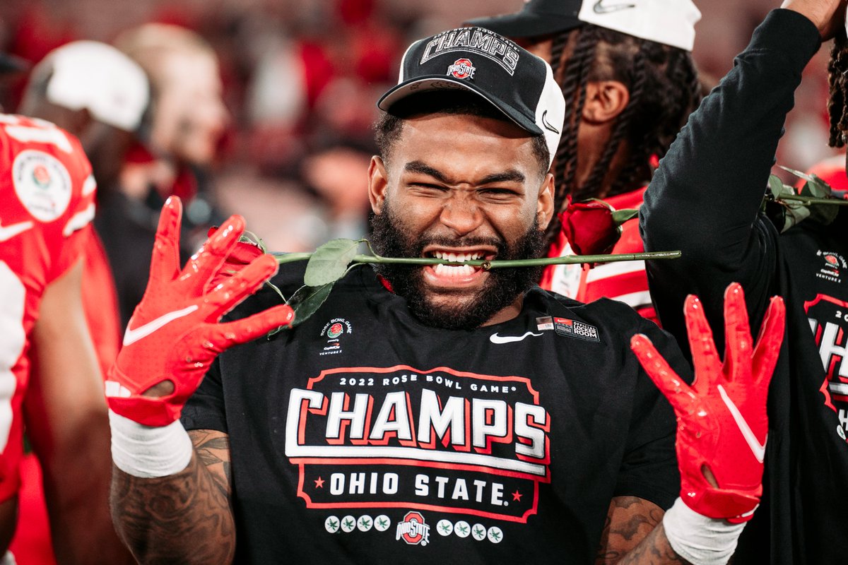 OhioStateFB's tweet photo. This NEVER gets old 🌹

#GoBucks https://t.co/qalXB3IeEj