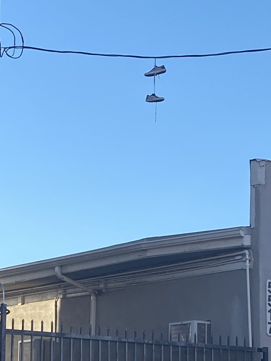 アメリカで 電線に靴が吊るされている場所 は近寄るのはｎｇ 世界の複数国で 薬物などの取引場所の合図になっているらしい Togetter