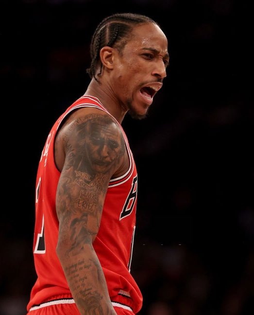 6toHombreLATAM's tweet photo. DeMar DeRozan es el primer jugador en la historia en hacer dos Game Winners sobre la bocina en días consecutivos. 

¿Lo mejor de todo? Uno fue en 2021 y el otro en 2022. https://t.co/D4TwhvfbLP