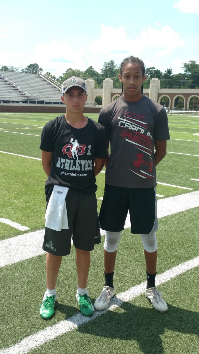 Patterson_Kim21's tweet photo. @d_patterson2022 and @Nicksowell1 
Freshman year vs Senior year. 
Throwing, catching, and growing together. #Chemistrytakeswork https://t.co/Z7NlEs7Oml