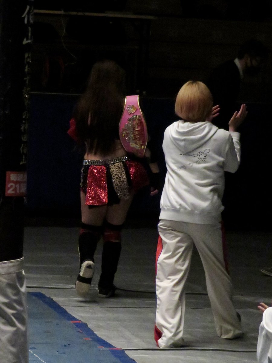 tatata_19's tweet photo. 2021.12.31アイスリボン後楽園ホール大会 RIBBONMANIA2021
青野未来選手(3)試合後
エンディング後には藤本つかさ選手とも握手🤝
#青野未来
#iceribbon #はっぴぃかめら
#AWGbeginning
#アクトレスガールズ https://t.co/2tHLawqj2O