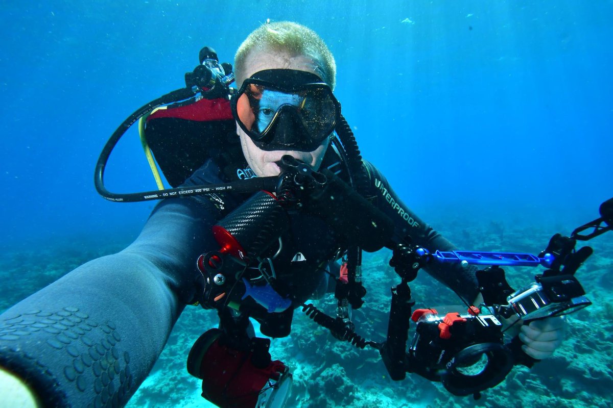Happy New Year everyone!! 😍🌊🤿🐠🤳 #NewYear2022 #scubadiving #scuba #diving #diver #selfie #selfies #underwater #HappyNewYear #underwaterselfie #PictureOfTheDay #picoftheday #camera #selfieoftheday #saturday #SaturdayVibes #2022NewYear #explore #deep #FloridaKeys #life #ocean