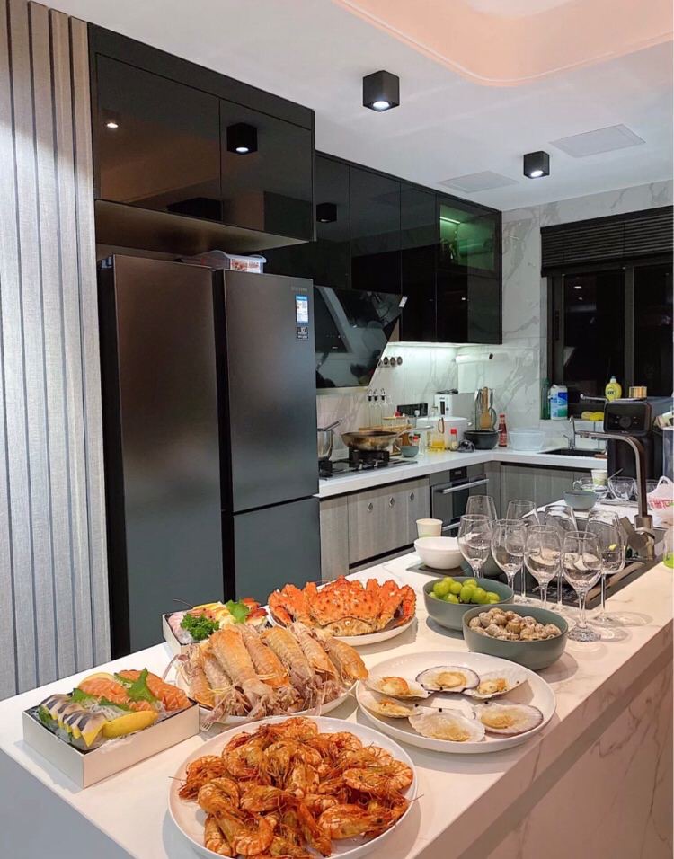 ramo_april's tweet photo. A seafood party with friends on the first day of the New Year. #wine #seafood #happy new year https://t.co/4XUqfKcOfu