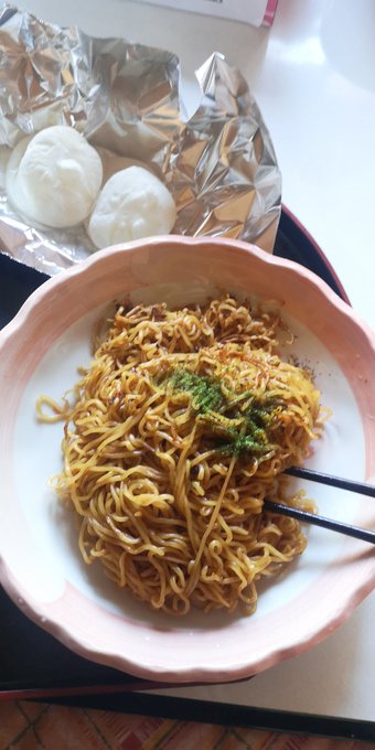 お昼に日清焼きそばを食べるのぜ。 