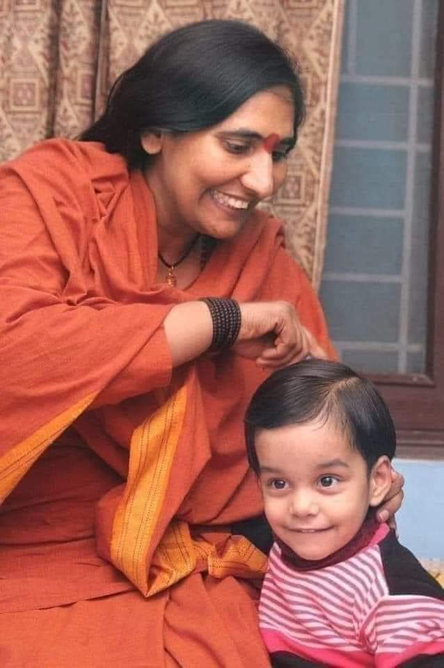 ये है हिंदुत्व का एक दर्शन ..🚩🙏

मैं माँ साध्वी ऋतंभरा जी को शत् शत् नमन, प्रणाम करता हुँ!!

अनाथ बच्चो की वात्सल्य आश्रम में पढ़ाई , प्राकृतिक चिकत्सा, योग, मिलिट्री ट्रेनिंग सब देते हुए उसकी शादी तक करवाई जाती है!