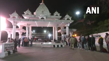kalingatv's tweet photo. Katra, #JammuAndKashmir : Pilgrims queue up outside Mata Vaishno Devi Bhawan to offer prayers at the shrine.
12 pilgrims died & 15 got injured in the #Stampede that occurred at the Bhawan yesterday, January 1 #StampedeInVaishnodevi https://t.co/gfZYa3OqeF
