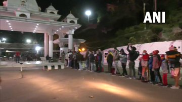 kalingatv's tweet photo. Katra, #JammuAndKashmir : Pilgrims queue up outside Mata Vaishno Devi Bhawan to offer prayers at the shrine.
12 pilgrims died & 15 got injured in the #Stampede that occurred at the Bhawan yesterday, January 1 #StampedeInVaishnodevi https://t.co/gfZYa3OqeF