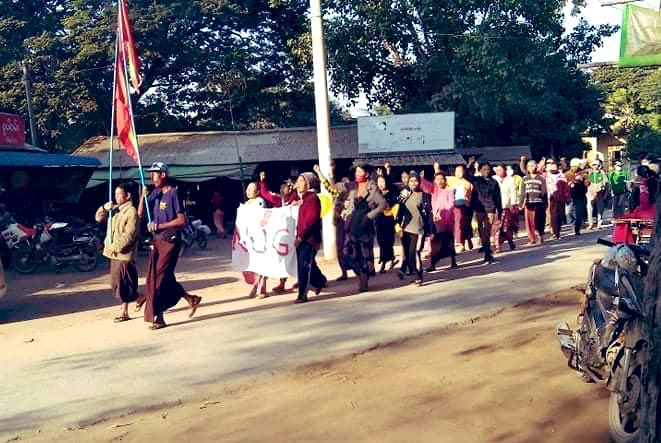 Poeway2phyo's tweet photo. Regular protest movement led by residents from a village of #Shwebo Tsp, #Sagaing Division, marched to support @NUGMyanmar and drive out the #MilitaryDictatorship this morning. #SexualAssaultsToPoliticalPrisoners
#2022Jan2Coup
#WhatsHappeningInMyanmar https://t.co/MUlxLdZSS0