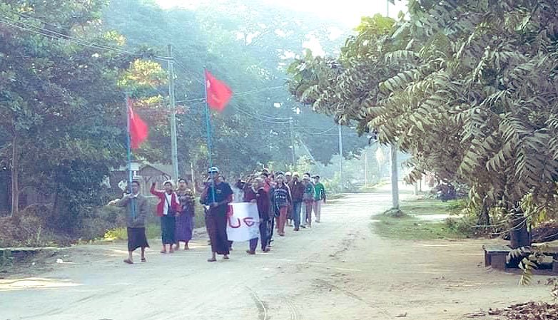 Poeway2phyo's tweet photo. Regular protest movement led by residents from a village of #Shwebo Tsp, #Sagaing Division, marched to support @NUGMyanmar and drive out the #MilitaryDictatorship this morning. #SexualAssaultsToPoliticalPrisoners
#2022Jan2Coup
#WhatsHappeningInMyanmar https://t.co/MUlxLdZSS0