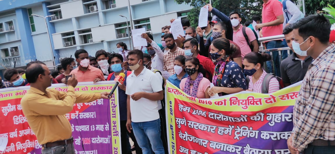 Durgesh40146737's tweet photo. #Justice_for_UPSI2016
#Justice_for_UPSI2016
2017 me exam 
2018 me dv pst running
2019 me ek varsh training
2020 july se berojgar baithe trained daroga #upsi_2016_नियुक्ति_दो 
#Justice_for_UPSI2016 https://t.co/7MXOdCgI1G
