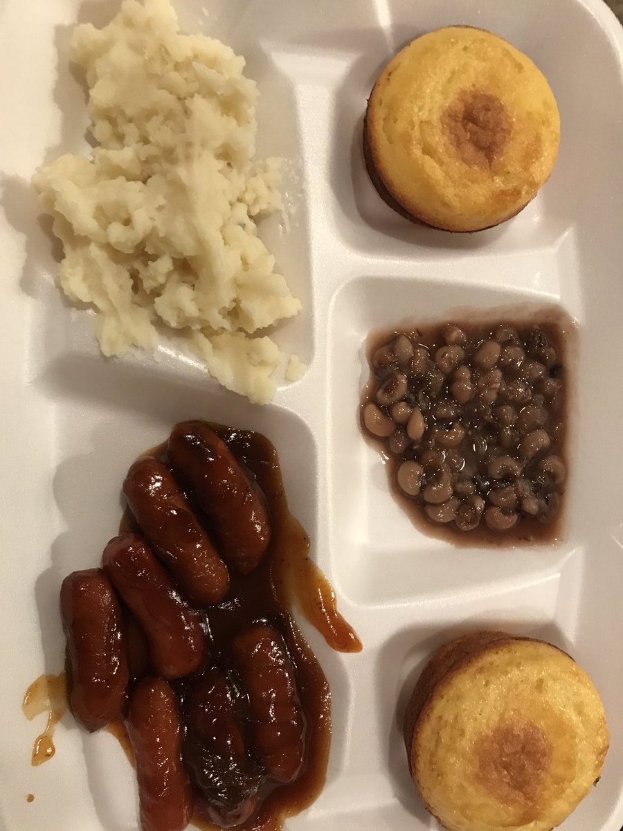 PerfectCombos's tweet photo. New Year’s Day and we got all the fixings. Black Eyed Peas and Cornbread with Mashed Potatoes and BBQ Cocktail Weenies #GoodEating I pray that 2022 is so good to us all. ✌🏻❤️- @BillCarmical https://t.co/0BmdzwEHF1
