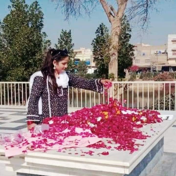 #ڌرتي #توکي #منھنجي #چمي #اڌ #۾ #رھجي #ويندي
شيخ اياز جي مزار
تاريخ:28 ڊسمبر 2021