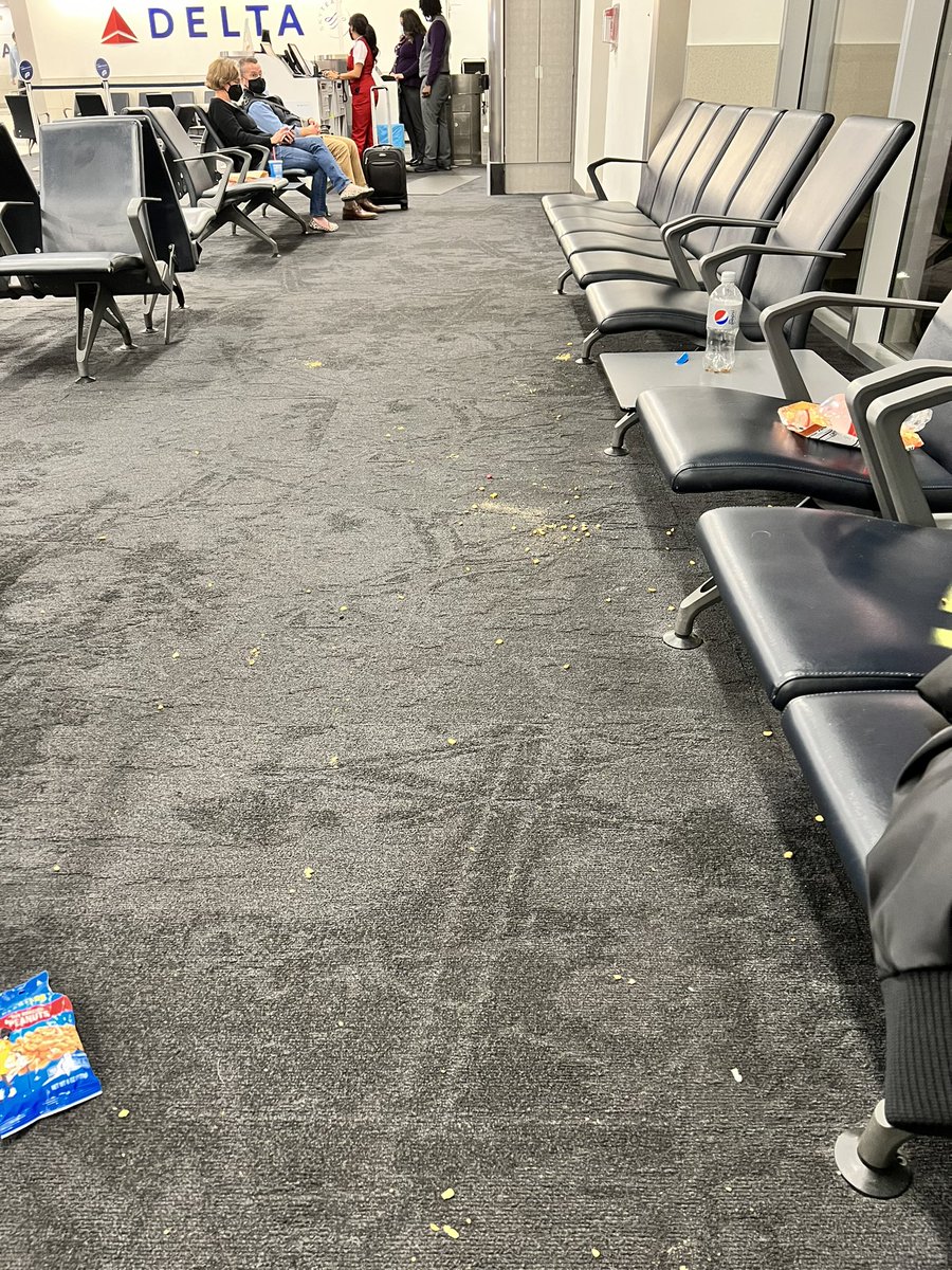 LobosSec's tweet image. Come on @Delta it’s time for you to start taking more pride in your HQ airport! Time to lead @skyteam by examples not words