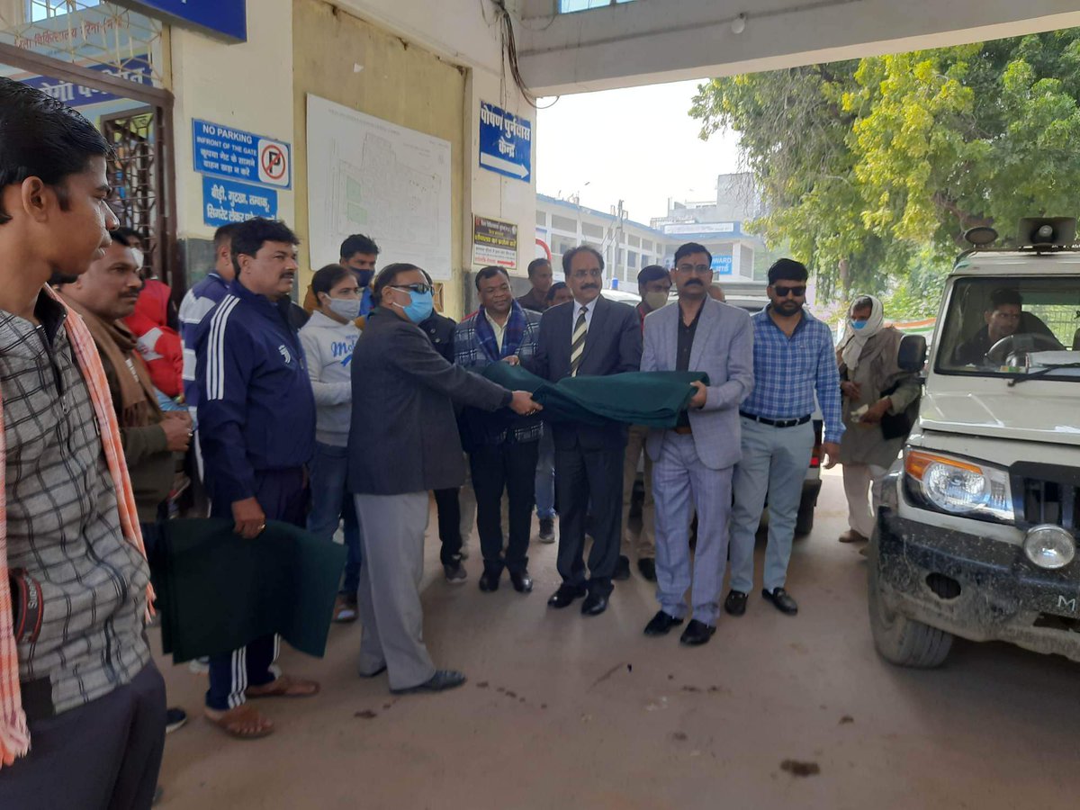 मुरैना जिला अस्पताल में मेडिकल ऑफिसर ही कोरोना की धज्जियां उड़ाते हुए नजर आए, न मास्क न दूरी, बस फ़ोटो खिंचवाना है जरूरी 🙄😱 जब स्वास्थ्य विभाग के अधिकारी ही लापरवाही करेंगे तो आम जनता की तो बात ही अलग है।
देखते है अब प्रशासन बिना मास्क के इन लोगो पर क्या कार्यवाही करता है।