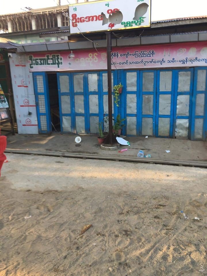 spring21MM's tweet photo. Military Terrorist Troops Raided a gold shop near Thaphanseik Dam in #Kyunhla,Sagaing Region on the night of Dec31 for alleging of the owner's uncle is having a connection with PDFs,Destroyed properties from the shops &amp; Looted gold &amp; other properties from the shops.
#2022Jan2Coup https://t.co/wPFZcdg0ei