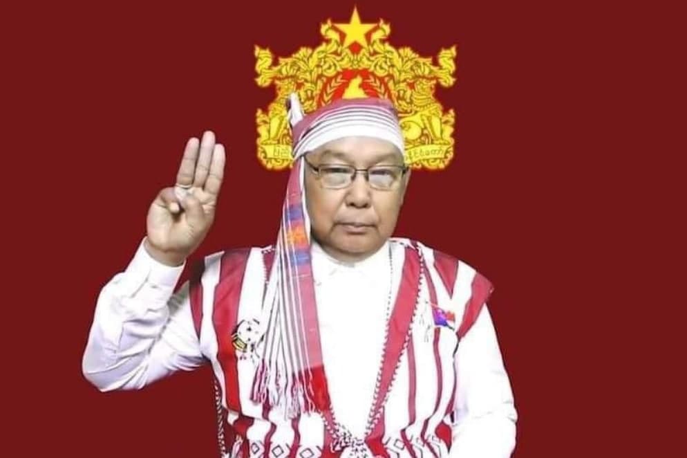 TNA_Myanmar's tweet photo. ပြည်သူတစ်ရပ်လုံး ဘေးအန္တရာယ်အမျိုးမျိုးနှင့် ရင်ဆိုင်ကြုံတွေ့ရချိန်တွင် ကရင်ပြည်နယ်သူ ပြည်နယ်သားများအားလုံးက ဖေးမကူညီပံ့ပိုးခဲ့ကြသည်မှာ ကျေးဇူးတင် ဂုဏ်ယူဖွယ်ကောင်းလှပါသည်ဟု ပြည်ထောင်စုဝန်ကြီးချုပ်ကပေးပိုသည့် နှစ်သစ်ကူးနေ့သဝဏ်လွှာတွင် ဖေါ်ပြသည်။
#Whatishappeninginmyanmar #Myanmar https://t.co/VVda06sOdi