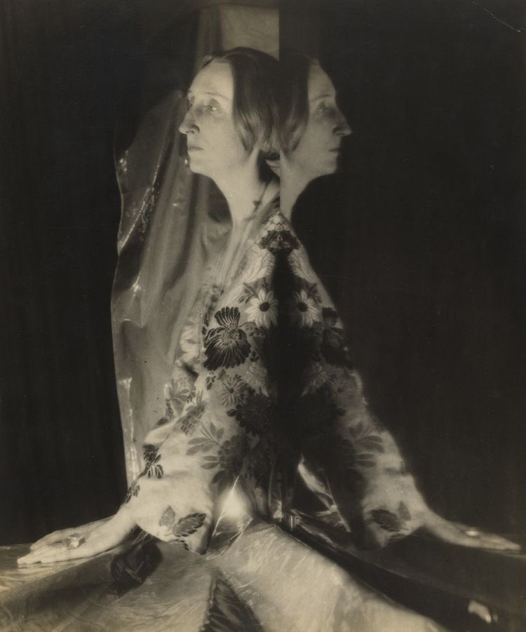 SoundsandMaps's tweet photo. Edith Sitwell . by Cecil Beaton . 1927 https://t.co/DvToWNCrTr
