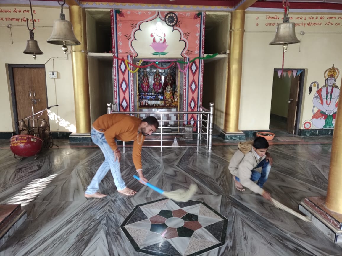 DevrajDhangar01's tweet photo. #HinduEcosystem  महा के पहले रविवार को श्रम दान करते हुवे श्री राम मंदिर ऊंचावद जिला शाजापुर(म. प्र.)
#मन्दिर_स्वच्छता_सेवा_अभियान
@KapilMishra_IND 
@HinduEcosystem_ 
@Harisingh56 https://t.co/Va1ouWcX7p