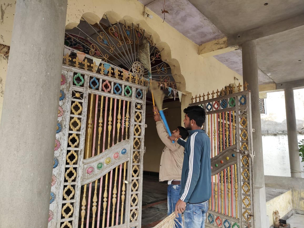 DevrajDhangar01's tweet photo. #HinduEcosystem  महा के पहले रविवार को श्रम दान करते हुवे श्री राम मंदिर ऊंचावद जिला शाजापुर(म. प्र.)
#मन्दिर_स्वच्छता_सेवा_अभियान
@KapilMishra_IND 
@HinduEcosystem_ 
@Harisingh56 https://t.co/Va1ouWcX7p
