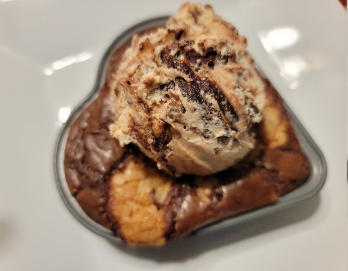 jcae2008's tweet photo. Dessert...
Why not ❤
Brownie-Chocolate Chip Cookie topped with ice cream 😉
#IShared #sweets https://t.co/766aFZMvWF