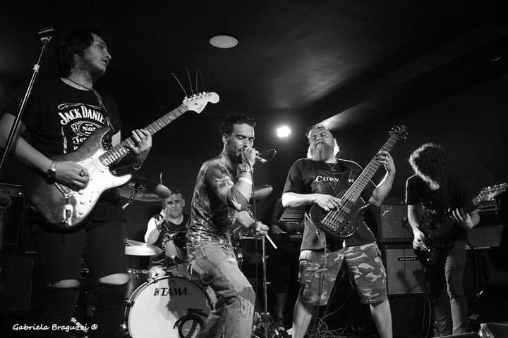 Por un 2022 con mucho RockNRoll ... 
#Curwen