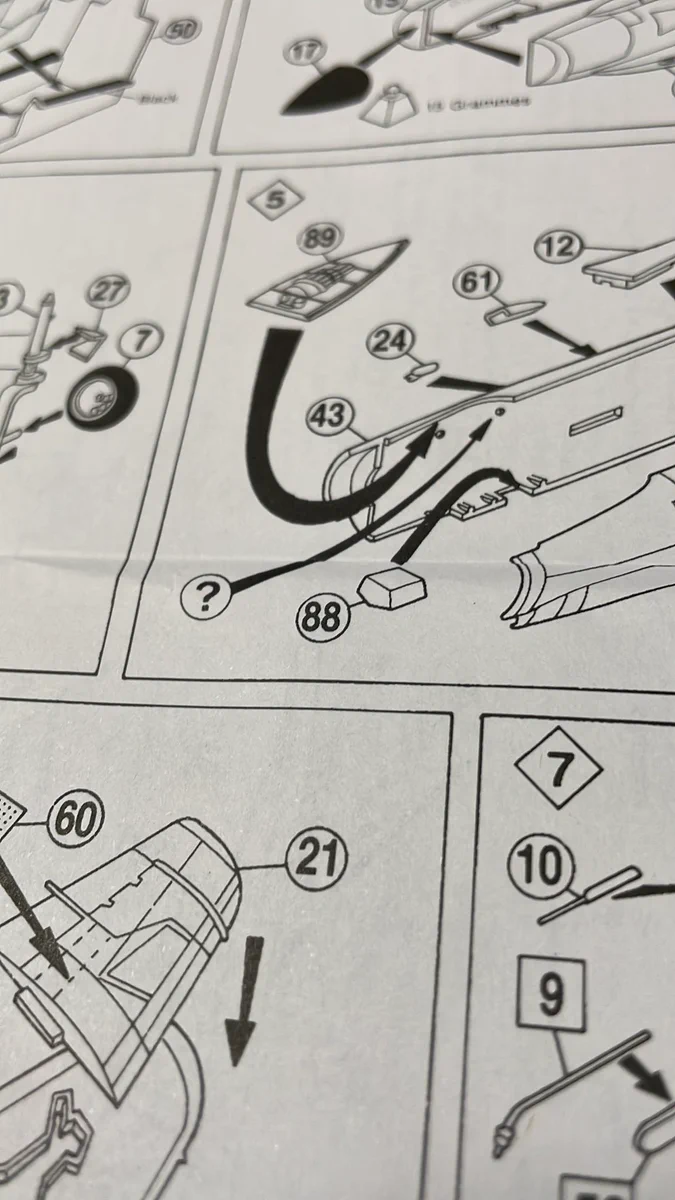 プラモデルの説明書に「？」と書かれている…ちゃんと説明してほしいw