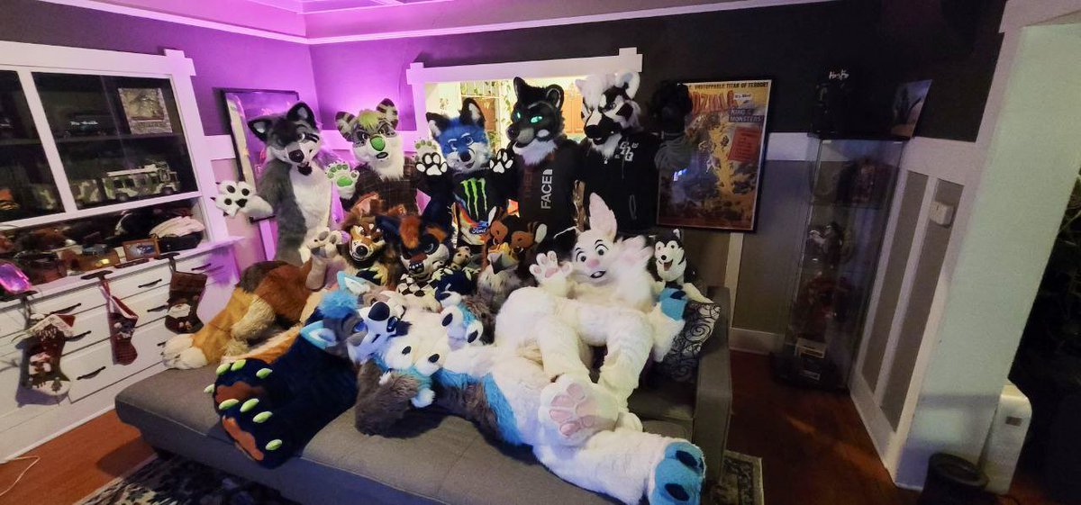 TeaRexee's tweet photo. Last night was such a blast! Love celebrating with good people✨🎉

Here’s to a new year! 

@FrostThusky @AeroRaccoon @Cannibal_ish @Thumperbun @andraconix @MobiusOneFox @HobbesXSV @BursikBadger https://t.co/AJg9DeMgPN