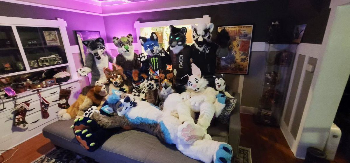 TeaRexee's tweet photo. Last night was such a blast! Love celebrating with good people✨🎉

Here’s to a new year! 

@FrostThusky @AeroRaccoon @Cannibal_ish @Thumperbun @andraconix @MobiusOneFox @HobbesXSV @BursikBadger https://t.co/AJg9DeMgPN