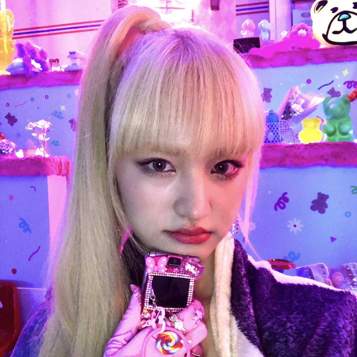 lrizkim's tweet photo. ring-ring! ☎️ liz is calling you here, pick up the phone please. i feel really cute holding this pinky phone, and about to call dive right away! ◝(ᵔᵕᵔ)◜ https://t.co/FQmFnVCNaf