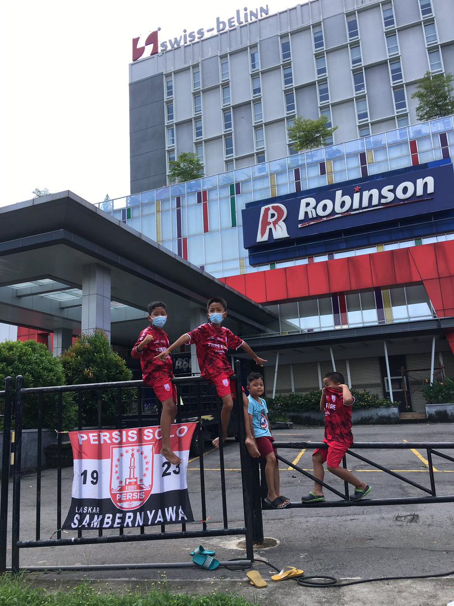 Mau esok sekitar jam 9 nan muleh ko pasar doksari ngeter ke mbok wedok, lewat robinson porwosari enek cah cilik-cilek do neng pingir dalan, tak takoni jare ameh delok arak-arakan <a href="/persisofficial/">PERSIS</a> juara, sido pora <a href="/barcelonabryan/">Bryan Barcelona</a> di tunggu adek adek