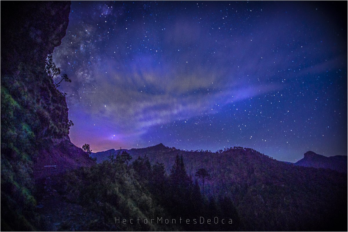 NatGeoMontesDeO's tweet photo. Noche en el  Pico de Orizaba, techo de México y segundo volcán más alto de Norteamérica con una altitud de 5,747msnm, cuenta con innumerables historias, leyendas y datos sumamente interesantes y difícilmente abarcables aquí. https://t.co/O853FxiZaW