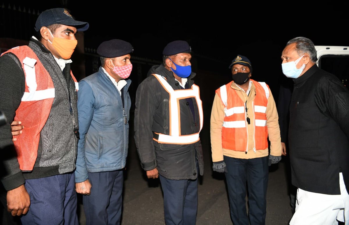 ठिठुराती सर्दी में मुस्तैदी से ड्यूटी कर रहे पुलिसकर्मियों के हाल चाल जानने के बाद क्या फ़रवरी में पेश होने वाले बजट सत्र में 3600 ग्रेड पे, मैस, हार्ड ड्यूटी, स्टेशनरी, वर्दी भत्तों आदि को बढ़ाने पर मुख्यमंत्री महोदय निर्णय लेंगे!
<a href="/ashokgehlot51/">Ashok Gehlot</a> <a href="/jpk_11/">जय प्रकाश कुमावत ,नागरिक सुरक्षा समन्वय समिति</a> <a href="/RajCMO/">CMO Rajasthan</a> <a href="/RajVidhansabha/">RajasthanVidhansabha</a>